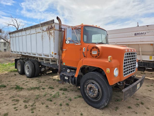 Image of Ford L8000 equipment image 1