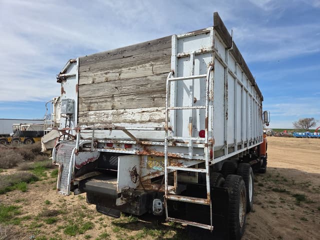 Image of Ford L8000 equipment image 4