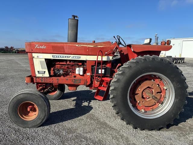 Image of International Harvester 1066 equipment image 2