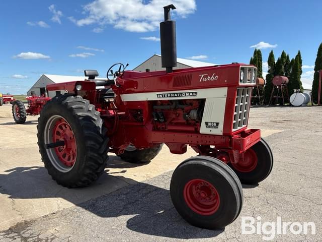 Image of International Harvester 1066 equipment image 2