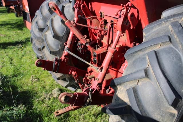 Image of International Harvester 1066 equipment image 3