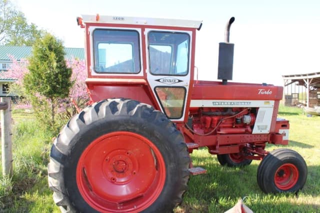 Image of International Harvester 1066 equipment image 2