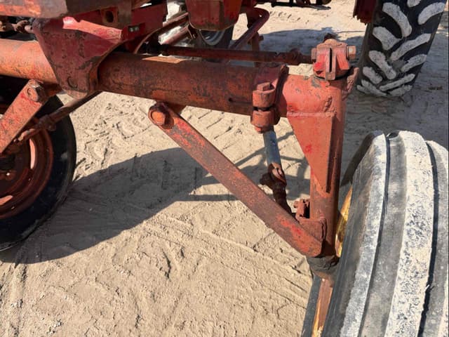 Image of International Harvester 1066 equipment image 4
