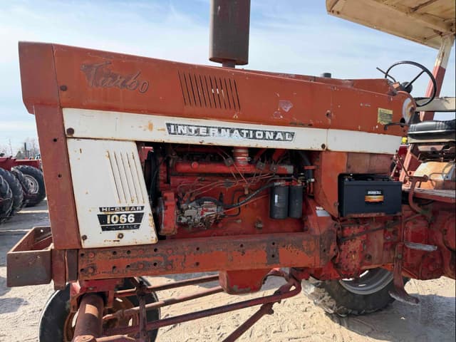 Image of International Harvester 1066 equipment image 3