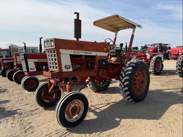 Image of International Harvester 1066 equipment image 2