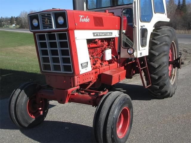 Image of International Harvester 1066 equipment image 2