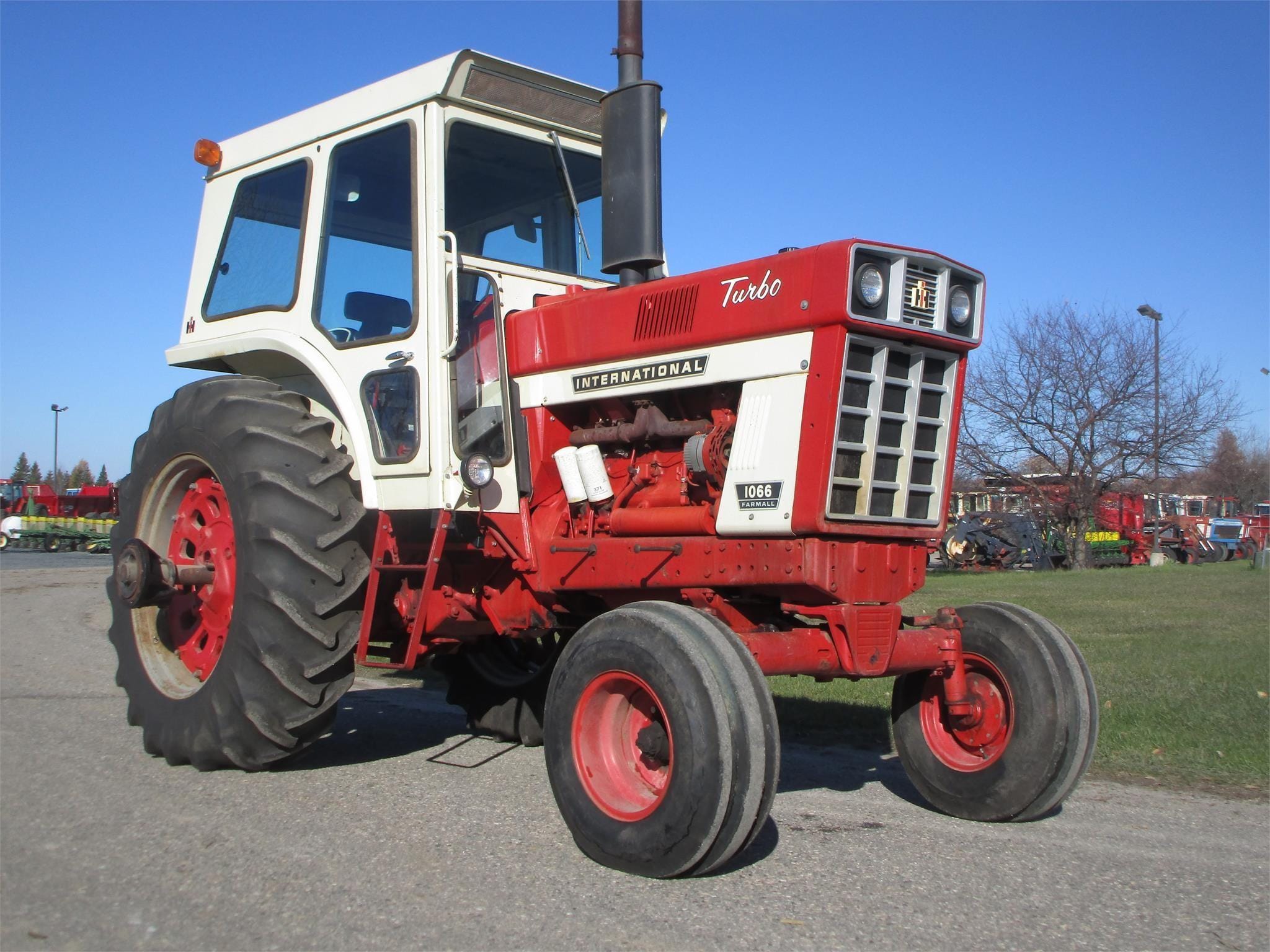 1972 International Harvester 1066 Equipment Image0