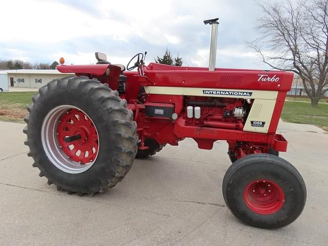 Image of International Harvester 1066 equipment image 4