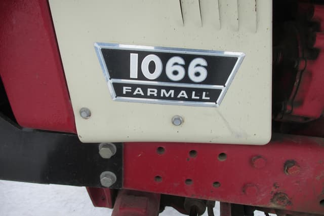 Image of International Harvester 1066 equipment image 4