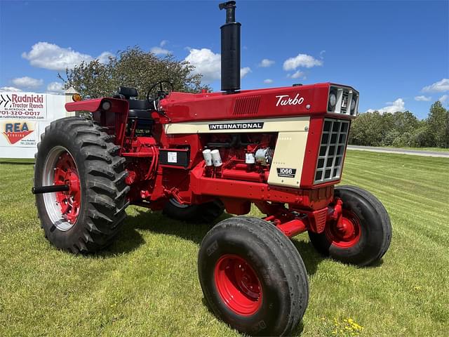 Image of International Harvester 1066 equipment image 3