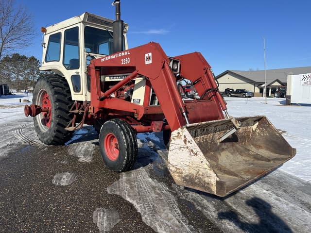 Image of International Harvester 1066 equipment image 2