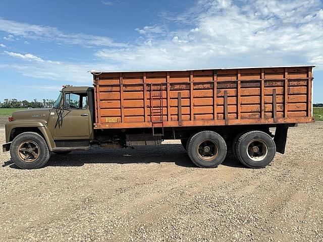 Image of International Loadstar 1700 equipment image 1