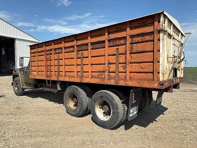 Image of International Loadstar 1700 equipment image 2