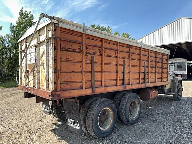 Image of International Loadstar 1700 equipment image 4