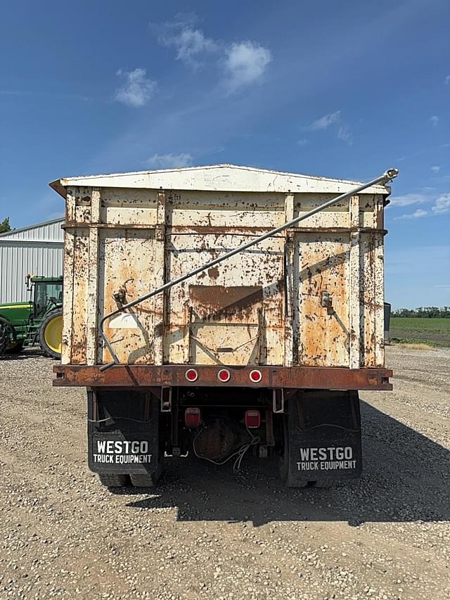 Image of International Loadstar 1700 equipment image 3