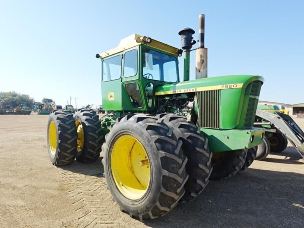 Image of John Deere 7520 Primary image