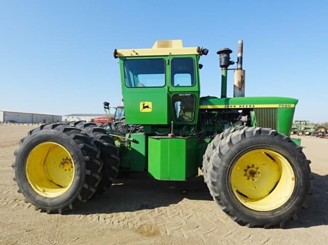 Image of John Deere 7520 equipment image 1