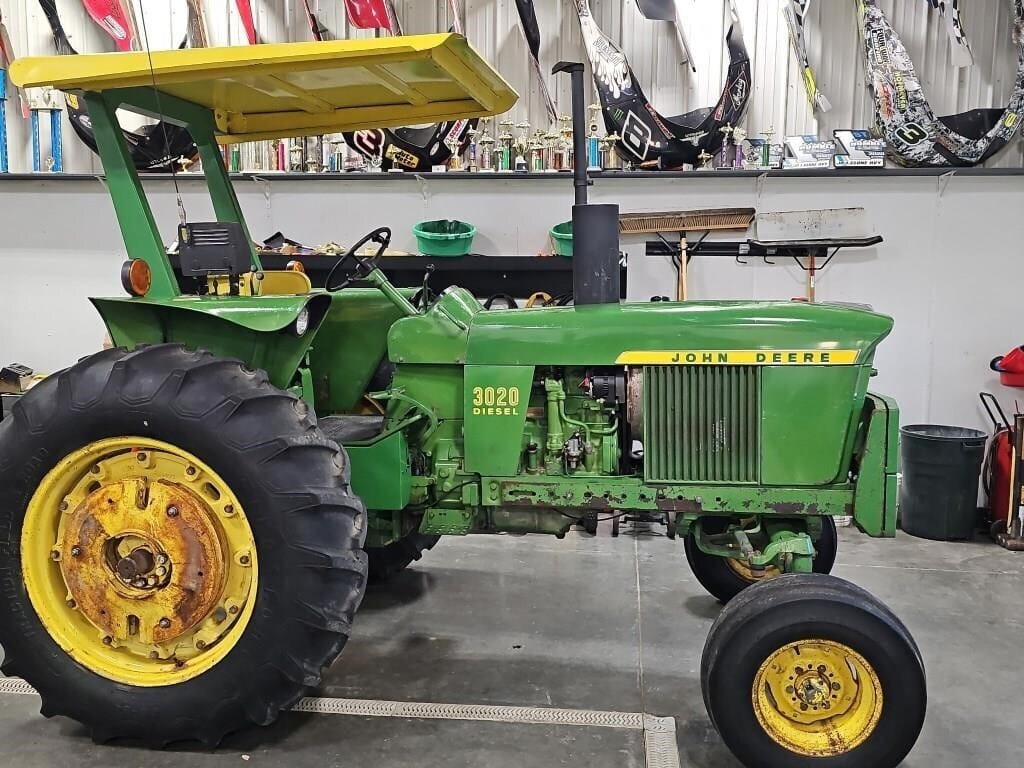1972 John Deere 3020 Equipment Image0