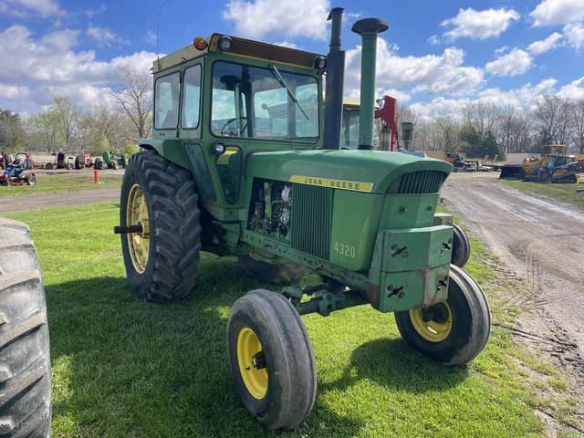 Image of John Deere 4320 equipment image 2