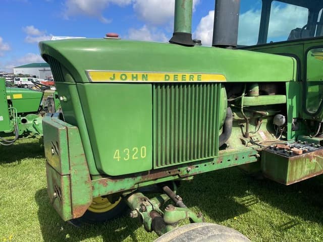 Image of John Deere 4320 equipment image 4