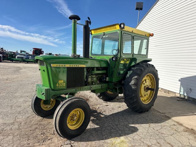 Image of John Deere 4320 equipment image 2