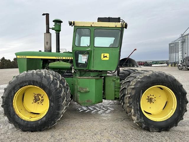 Image of John Deere 7520 equipment image 2