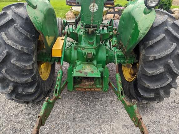 Image of John Deere 820 equipment image 1