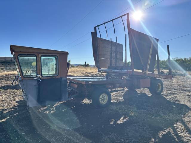 Image of New Holland 1048 equipment image 2