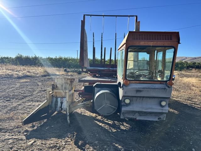 Image of New Holland 1048 equipment image 3