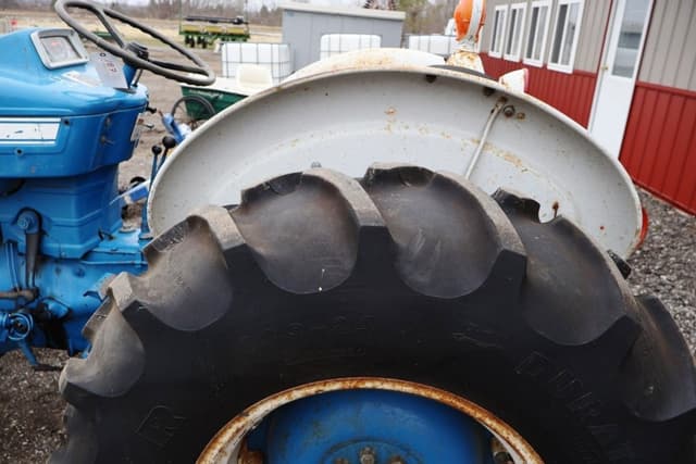 Image of Ford 2000 equipment image 3