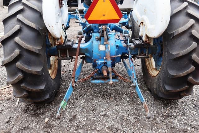 Image of Ford 2000 equipment image 4