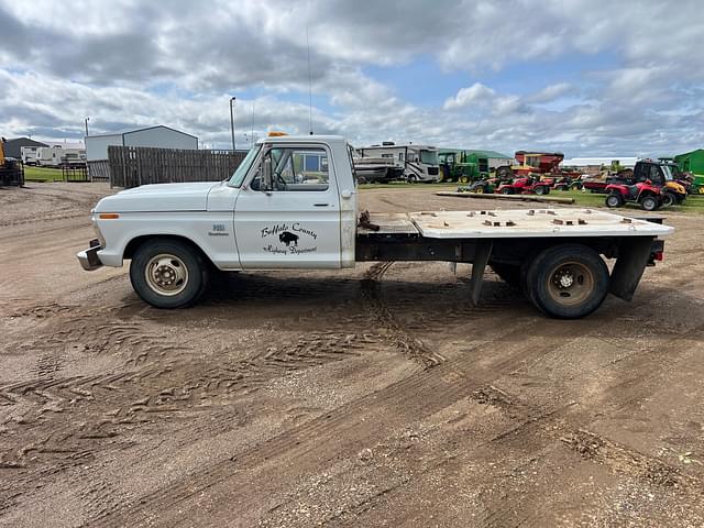 Image of Ford F-300 equipment image 1