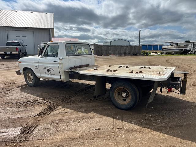 Image of Ford F-300 equipment image 2
