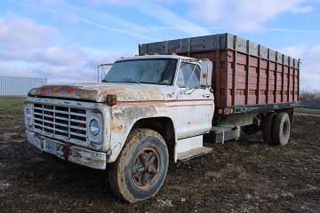 Image of Ford F-700 Primary image