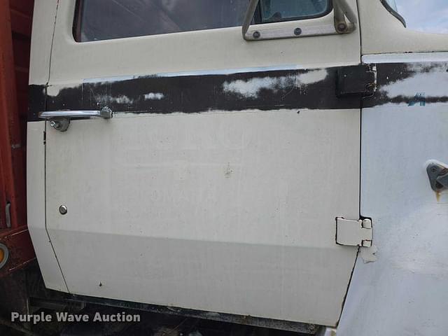 Image of Ford F-700 equipment image 4