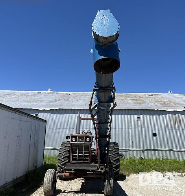 Image of International Harvester 1066 equipment image 1