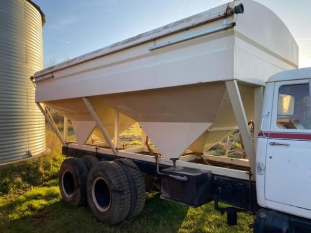 Image of International Loadstar 1800 equipment image 3