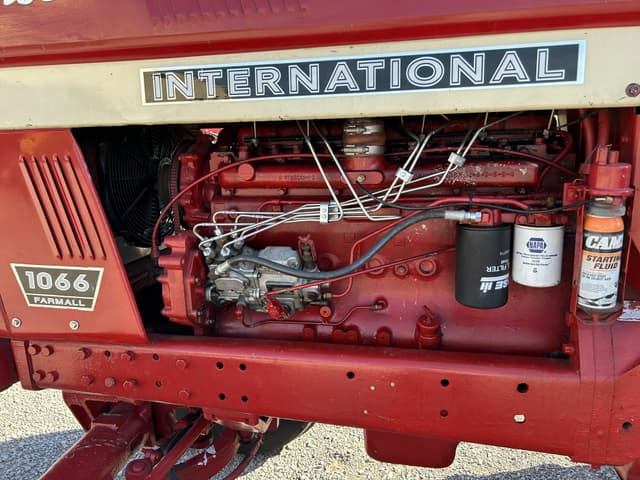 Image of International Harvester 1066 equipment image 2