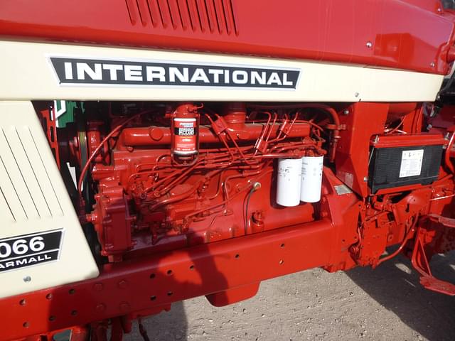 Image of International Harvester 1066 equipment image 2