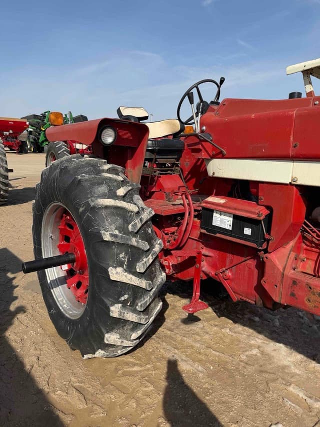 Image of International Harvester 766 equipment image 2