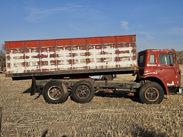 Image of International Cargo Star 1810 equipment image 3