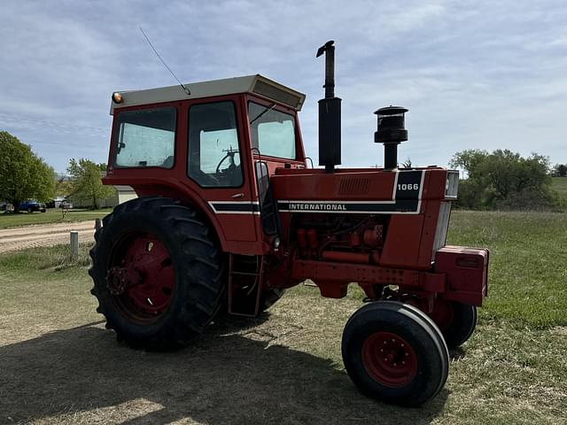 Image of International Harvester 1066 equipment image 1