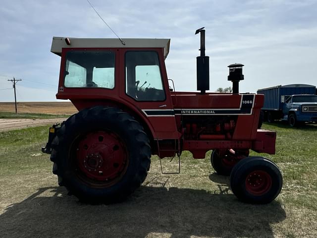Image of International Harvester 1066 equipment image 3