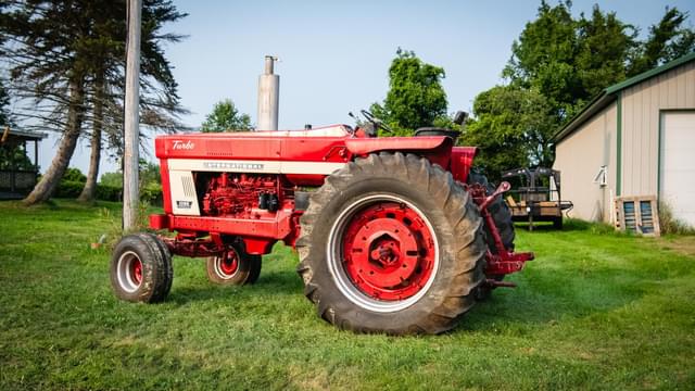 Image of International Harvester 1066 equipment image 2