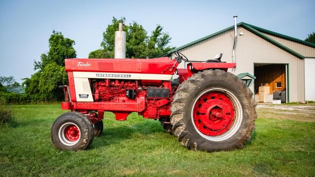 Image of International Harvester 1066 equipment image 1