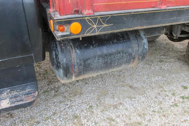 Image of International Loadstar 1600 equipment image 2