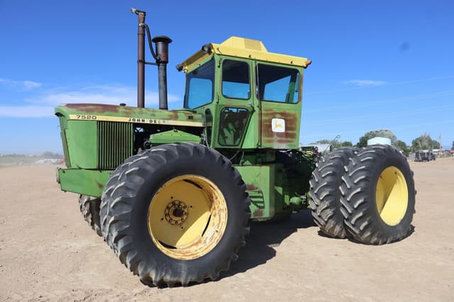 Image of John Deere 7520 equipment image 1