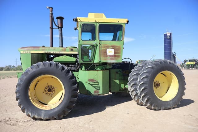 Image of John Deere 7520 equipment image 2