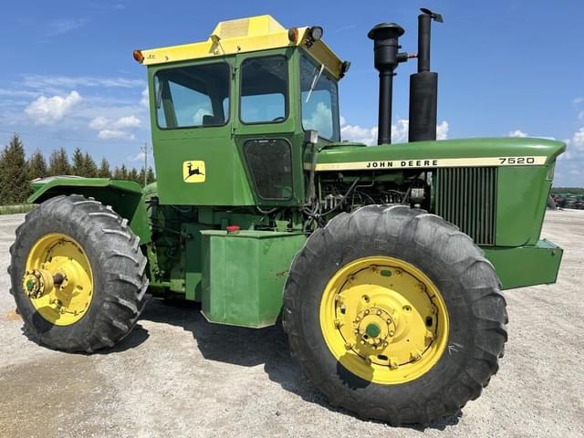 Image of John Deere 7520 equipment image 1