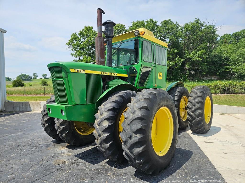 Image of John Deere 7520 Primary image